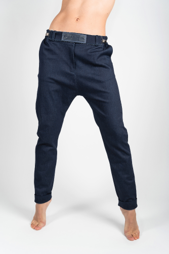 Spodnie jeans ciemny granat z kieszeniami szytymi na ostro1.png