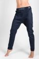 Spodnie jeans ciemny granat z kieszeniami szytymi na ostro2.png