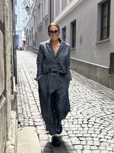 Krótka marynarka jeansowa w geometryczny deseń