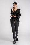 SWETER KRÓTKI czarny z wielokolorowymi przeszyciami
