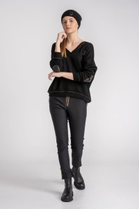 SWETER KRÓTKI czarny z wielokolorowymi przeszyciami